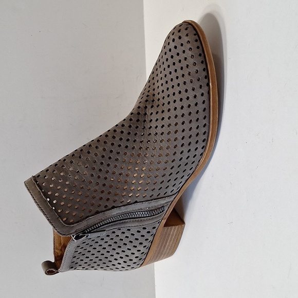 Lucky Brand Gray Gorpcore Preppy Almond Toe Perforated Basel Ankle Booties Sz 10 - Picture 2 of 11